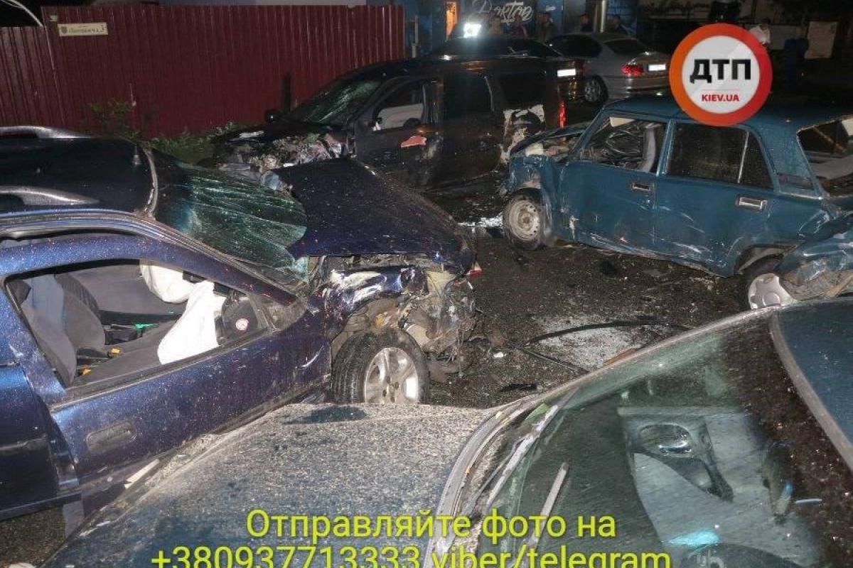 "Поломанный труп под авто, три разбитые машины": На Киевщине произошла жуткая авария "Поломанный труп под авто, три разбитые машины": На Киевщине произошла жуткая авария