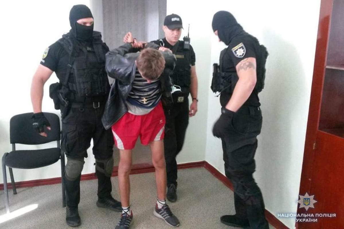 В Лисичанске обезвредили «подрывника», который угрожал взорвать школу искусств В Лисичанске обезвредили «подрывника», который угрожал взорвать школу искусств