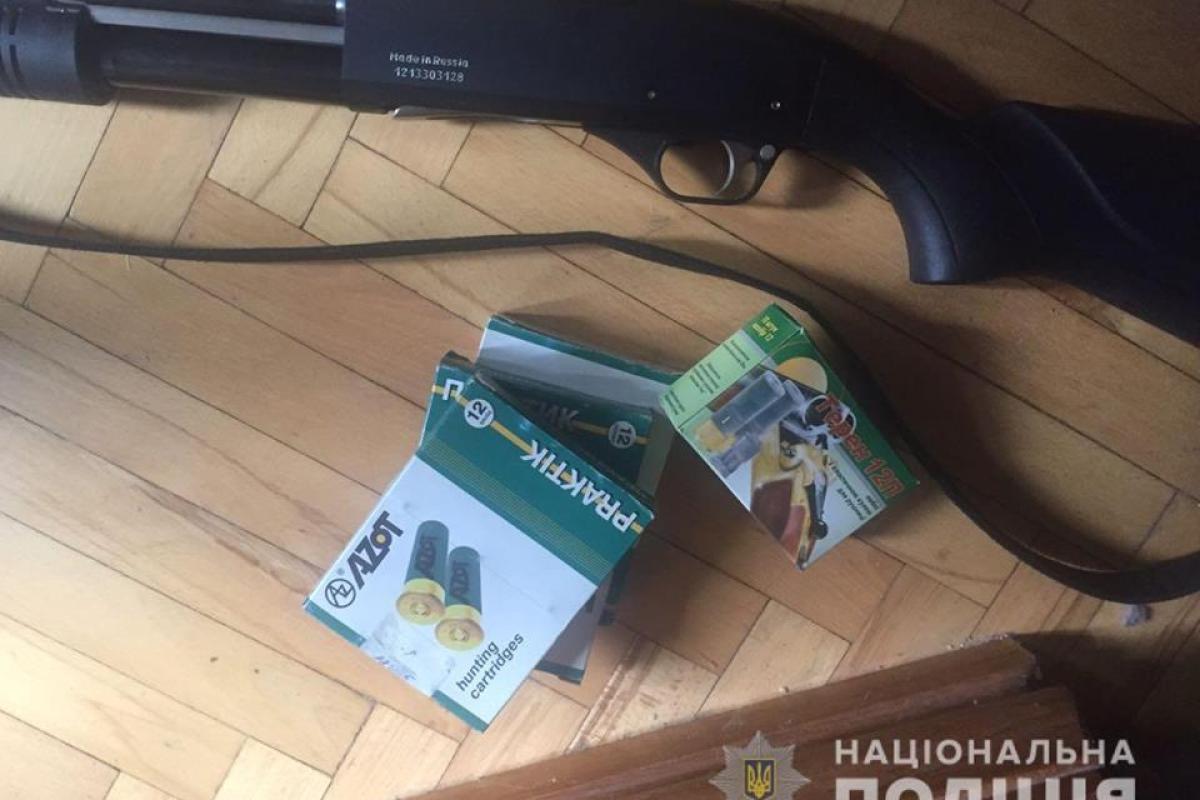 В Киеве пенсионерка открыла стрельбу по молодежи, которая шумела под окнами В Киеве пенсионерка открыла стрельбу по молодежи, которая шумела под окнами