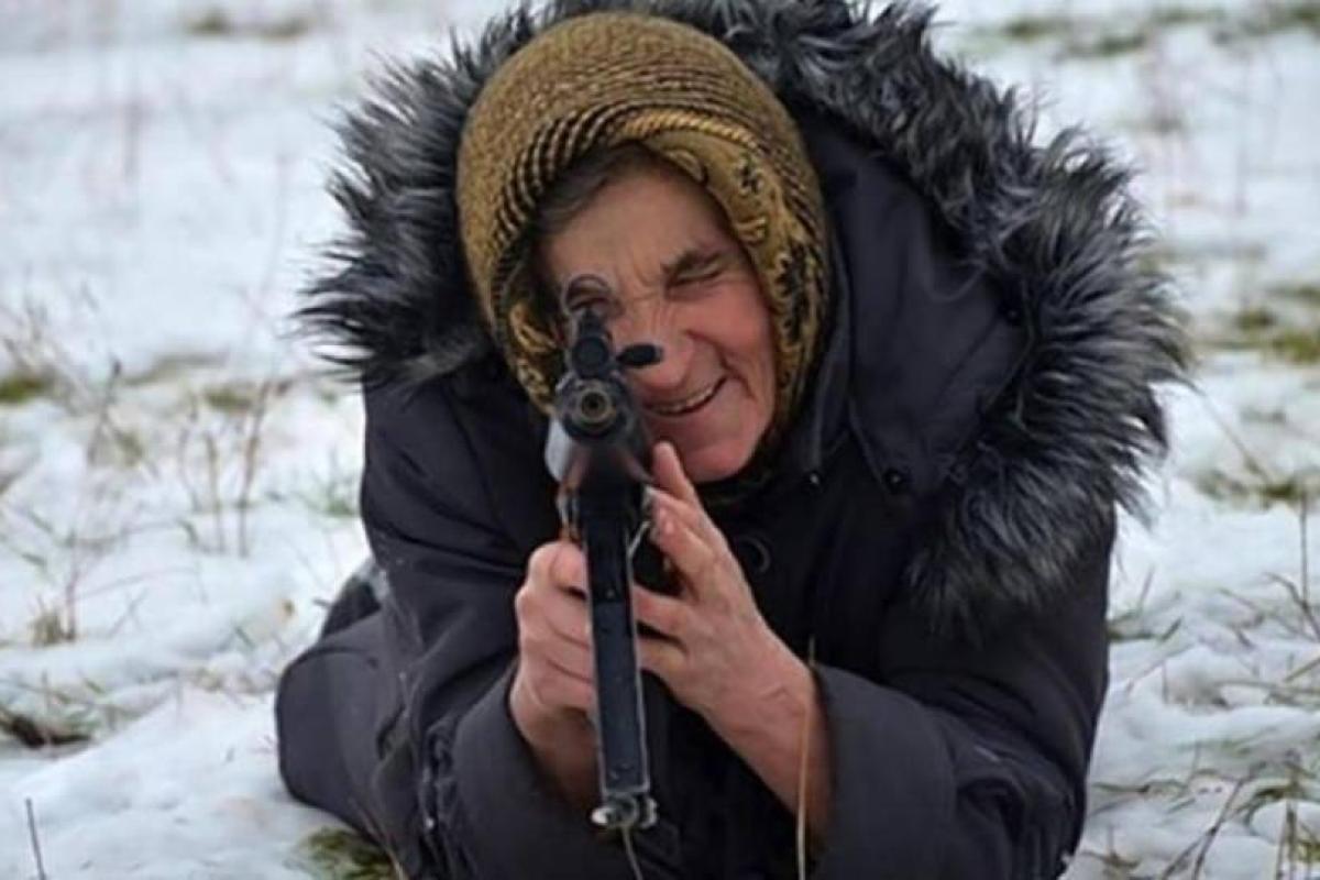 В Киеве пенсионерка из окна квартиры ранила киевлянку В Киеве пенсионерка из окна квартиры ранила киевлянку