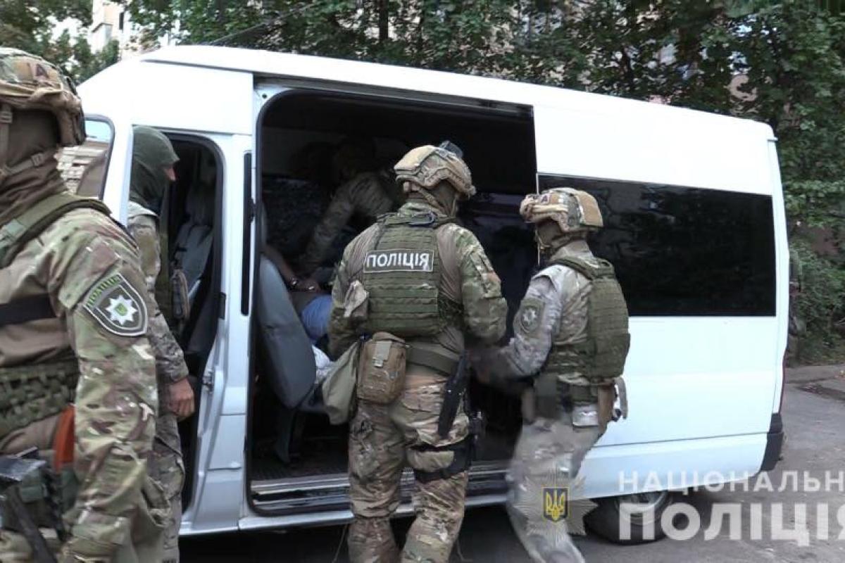 Буйный сосед: В Киеве спецназ задержал дебошира с оружейным арсеналом Буйный сосед: В Киеве спецназ задержал дебошира с оружейным арсеналом