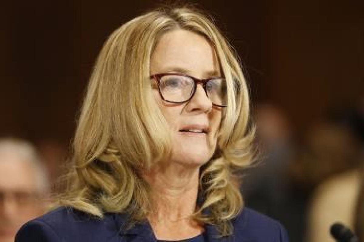 "Идеальный свидетель": Сенаторы США слушают показания женщины, которая обвиняет судью в попытке изнасилования