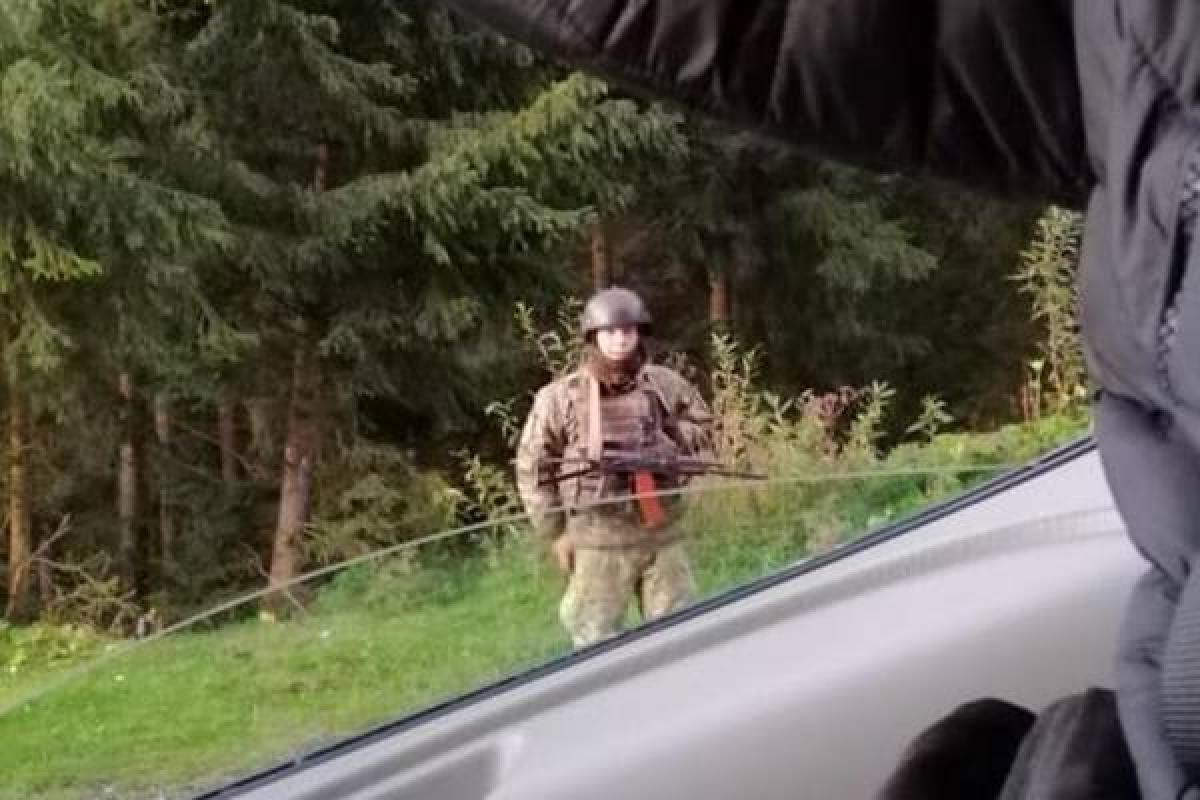 На известном курорте на Западе Украины замечены вооруженные "зеленые человечки": видео На известном курорте на Западе Украины замечены вооруженные "зеленые человечки": видео