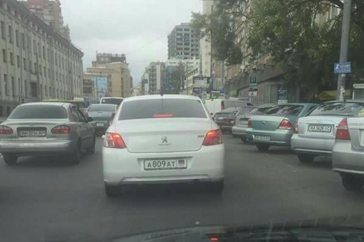 "Бессмертный пони": Киевляне начали охоту на автомобиль с номерами "ДНР" "Бессмертный пони": Киевляне начали охоту на автомобиль с номерами "ДНР"