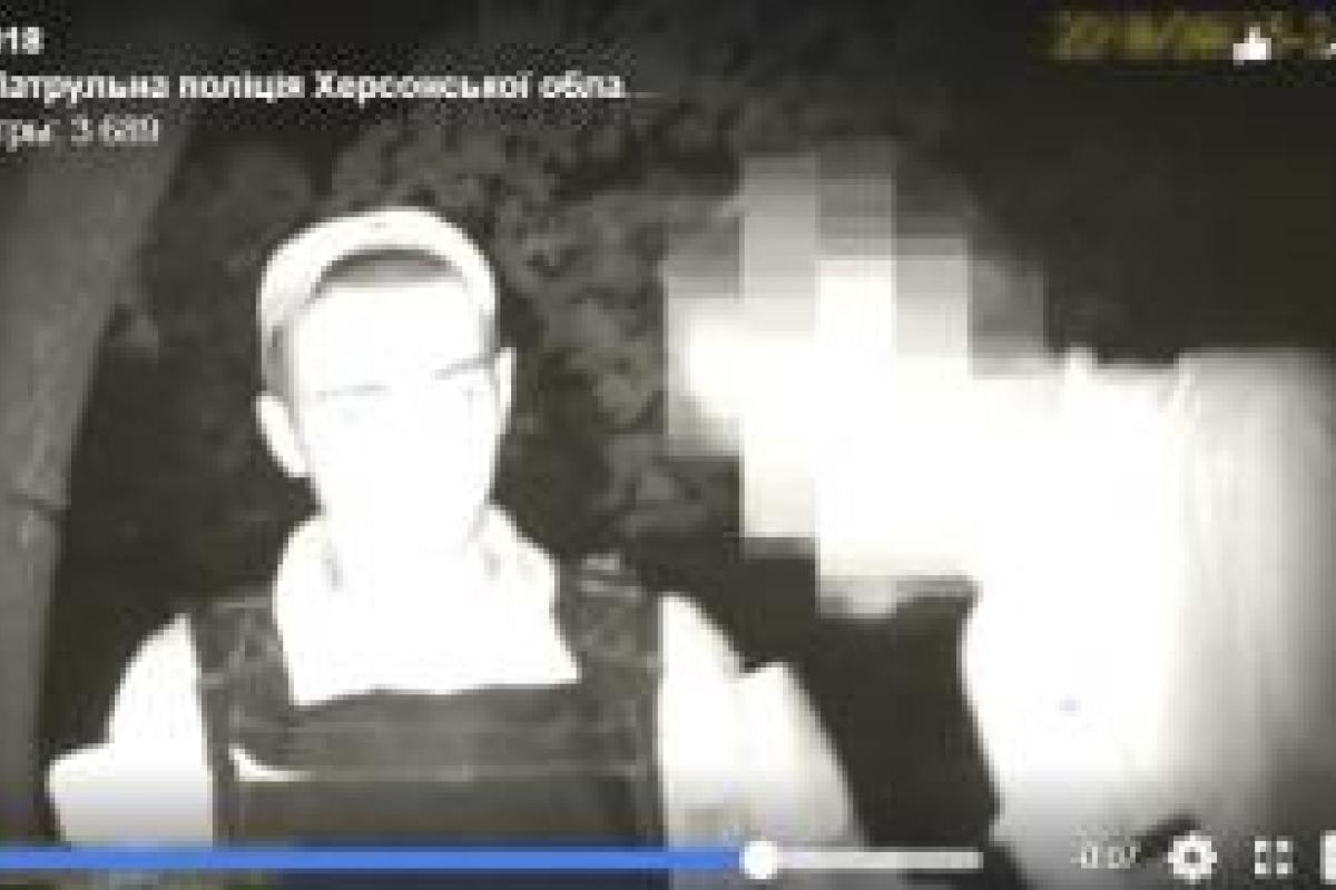В Херсоне полицейские сняли с петли мужчину прямо на детской площадке В Херсоне полицейские сняли с петли мужчину прямо на детской площадке