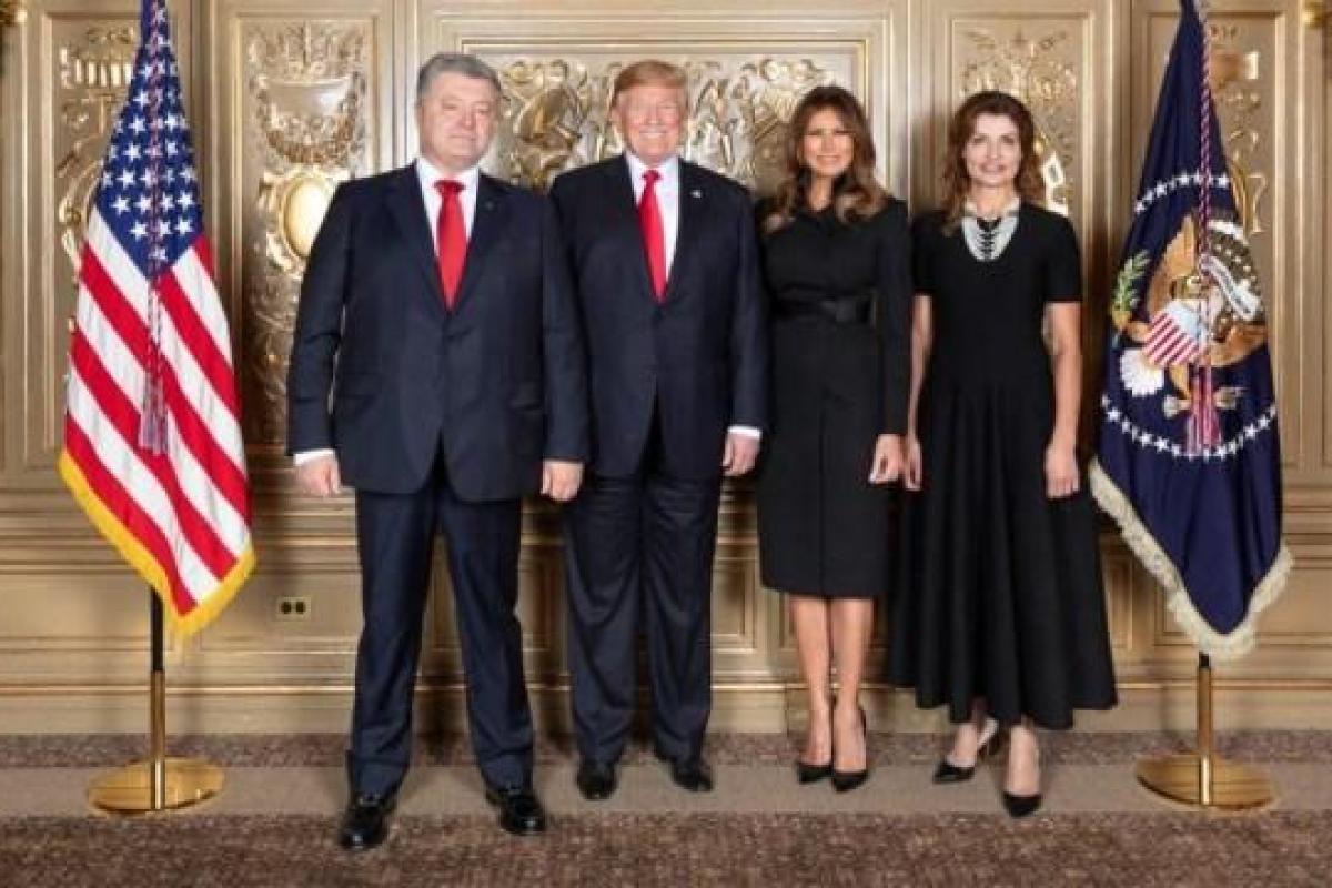 Порошенко встретился с Трампом в Нью-Йорке: опубликовано фото президентов в красных галстуках Порошенко встретился с Трампом в Нью-Йорке: опубликовано фото президентов в красных галстуках