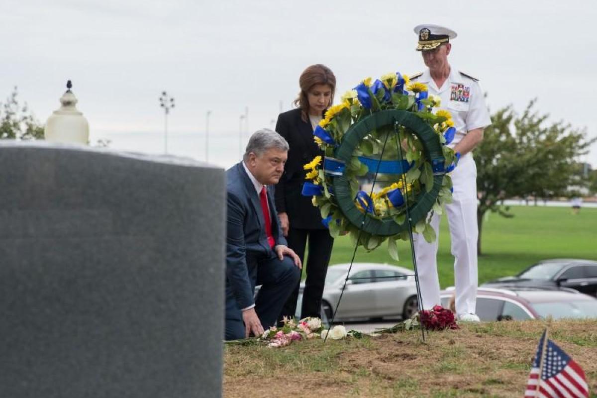 Порошенко с женой принесли венок на могилу Маккейна Порошенко с женой принесли венок на могилу Маккейна