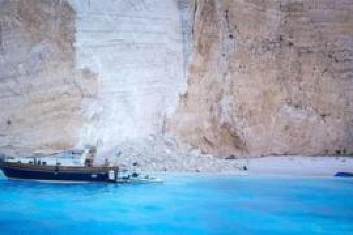 На одном из самых известных греческих пляжей обвалилась скала - опубликовано видео