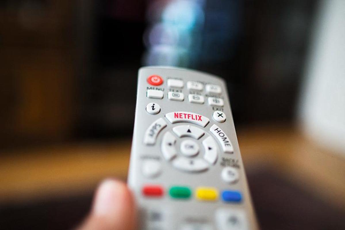 Известного российского писателя проститутка изнасиловала пультом от телевизора