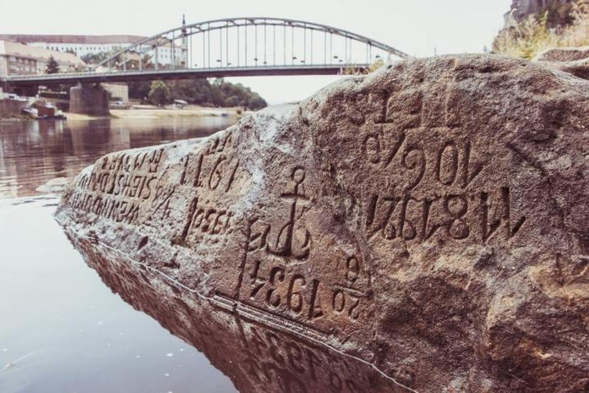 Предвещают тяжелые времена: В Чехии открылись "камни голода"