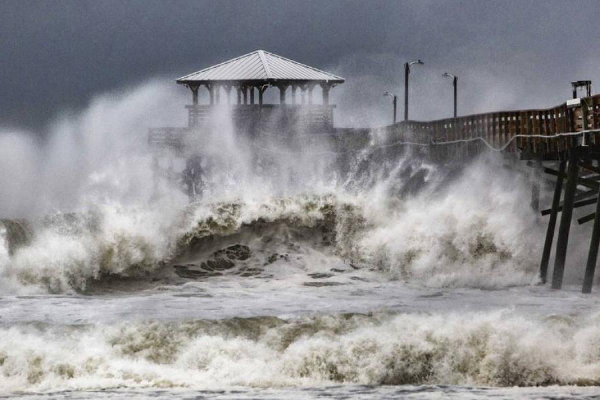 Огромные волны, затопленные города и люди в ловушке: жуткие кадры урагана "Флоренс" в США