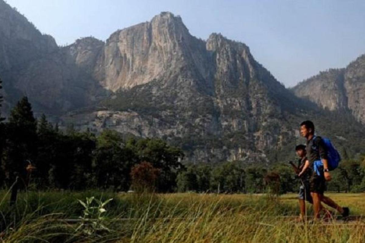 В США турист сорвался со скалы и погиб во время селфи у водопада 