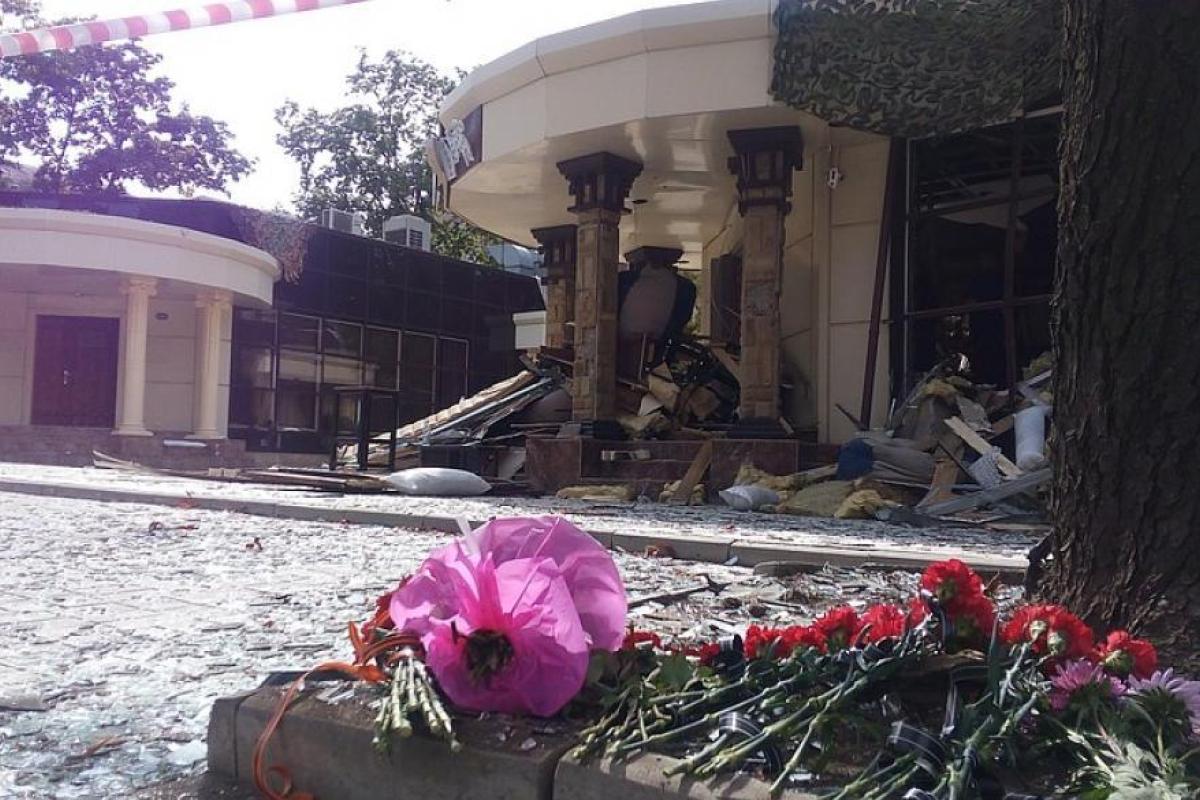 В Донецке возле кафе "Сепар" создали "мемориал" Захарченко В Донецке возле кафе "Сепар" создали "мемориал" Захарченко