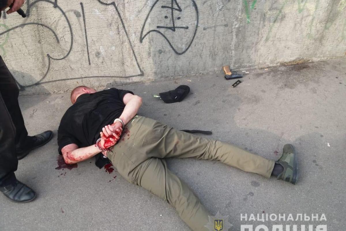 Стрельба в киевском троллейбусе: пострадали двое полицейских Стрельба в киевском троллейбусе: пострадали двое полицейских