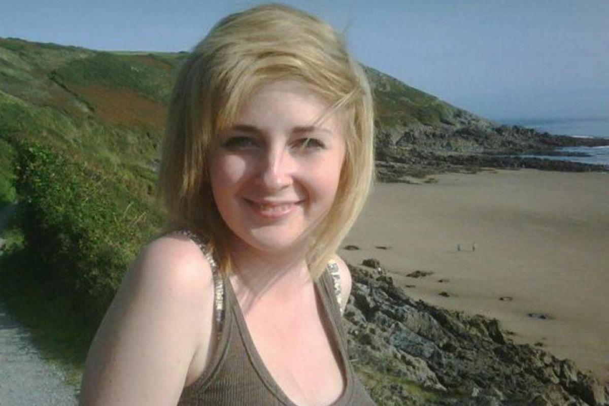 Выиграл завтрак: В Уэльсе подросток поспорил с друзьями, что убьет свою девушку