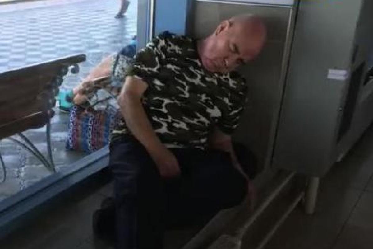 Джамшут из ситкома «Наша Russia» стал бомжом