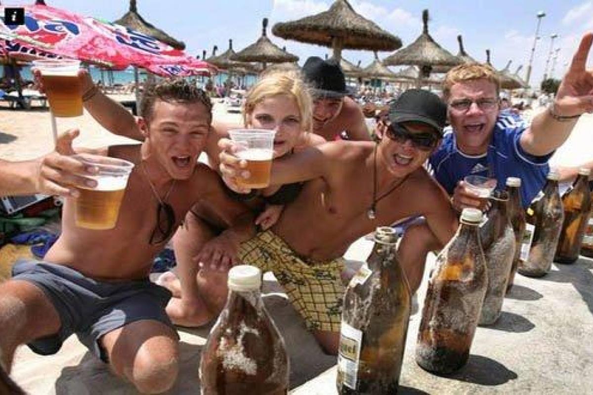 «Они блюют на наши клумбы»: На испанских курортах будут бороться с пьяными туристами