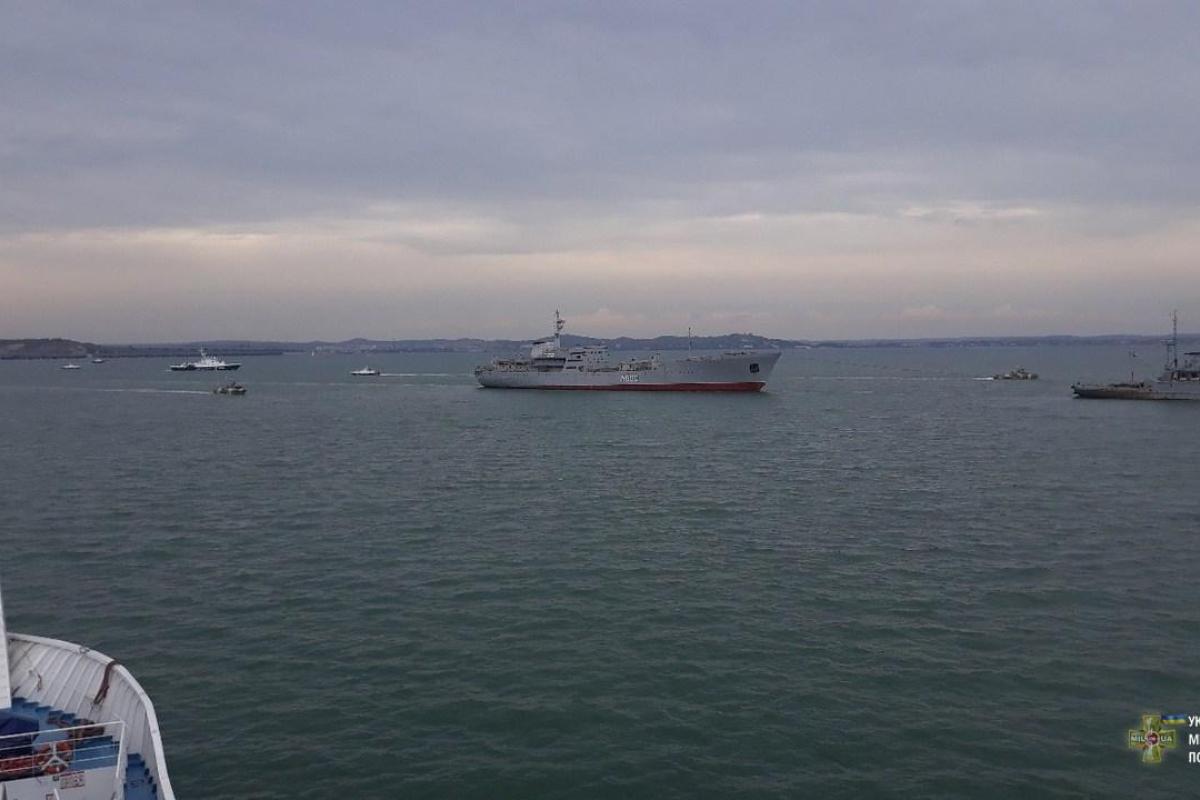 Подразнили оккупантов: появились фото прохода кораблей ВМС Украины по Керченскому проливу Подразнили оккупантов: появились фото прохода кораблей ВМС Украины по Керченскому проливу