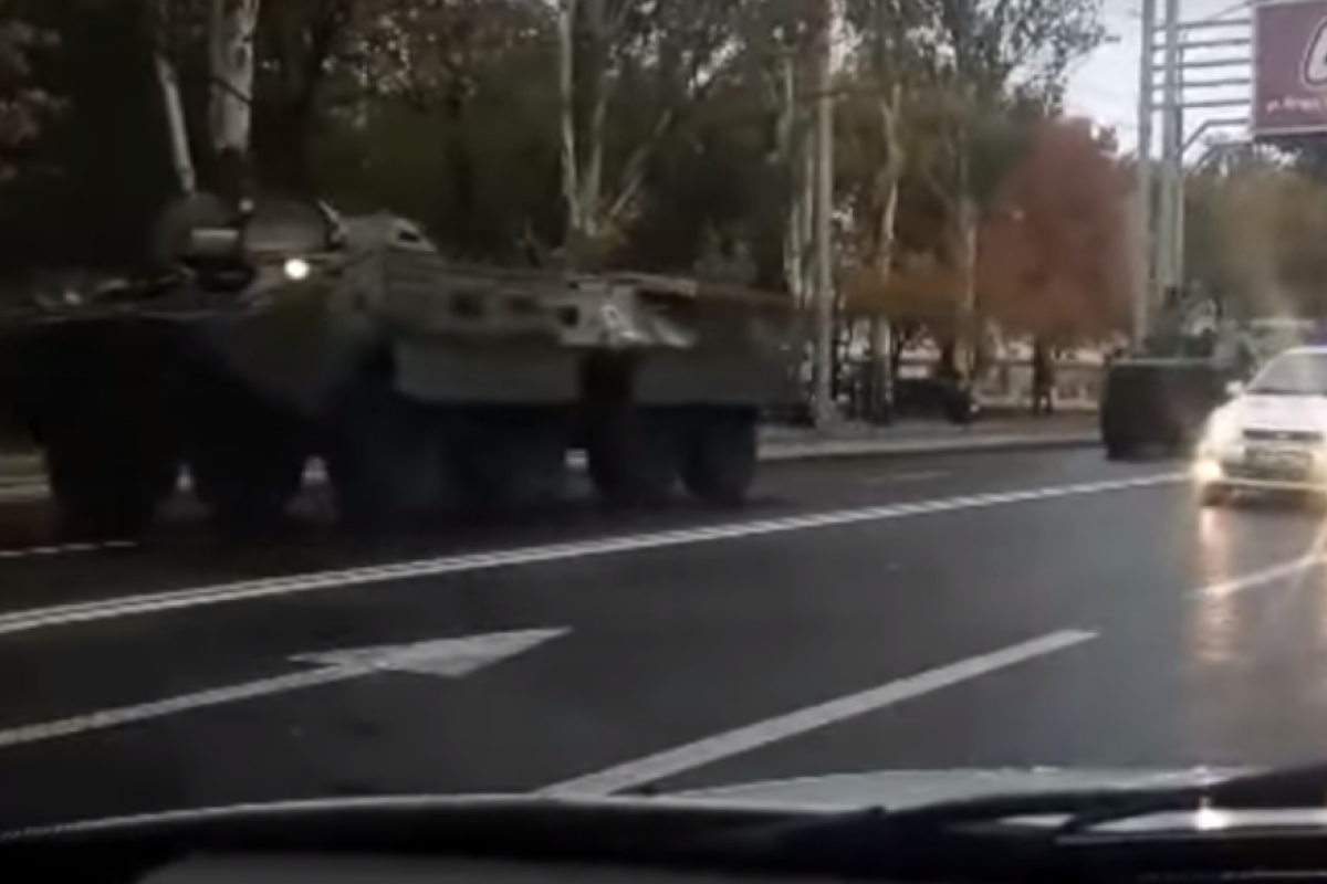 В оккупированном Донецке засняли колонну тяжелой военной техники - опубликовано видео В оккупированном Донецке засняли колонну тяжелой военной техники - опубликовано видео