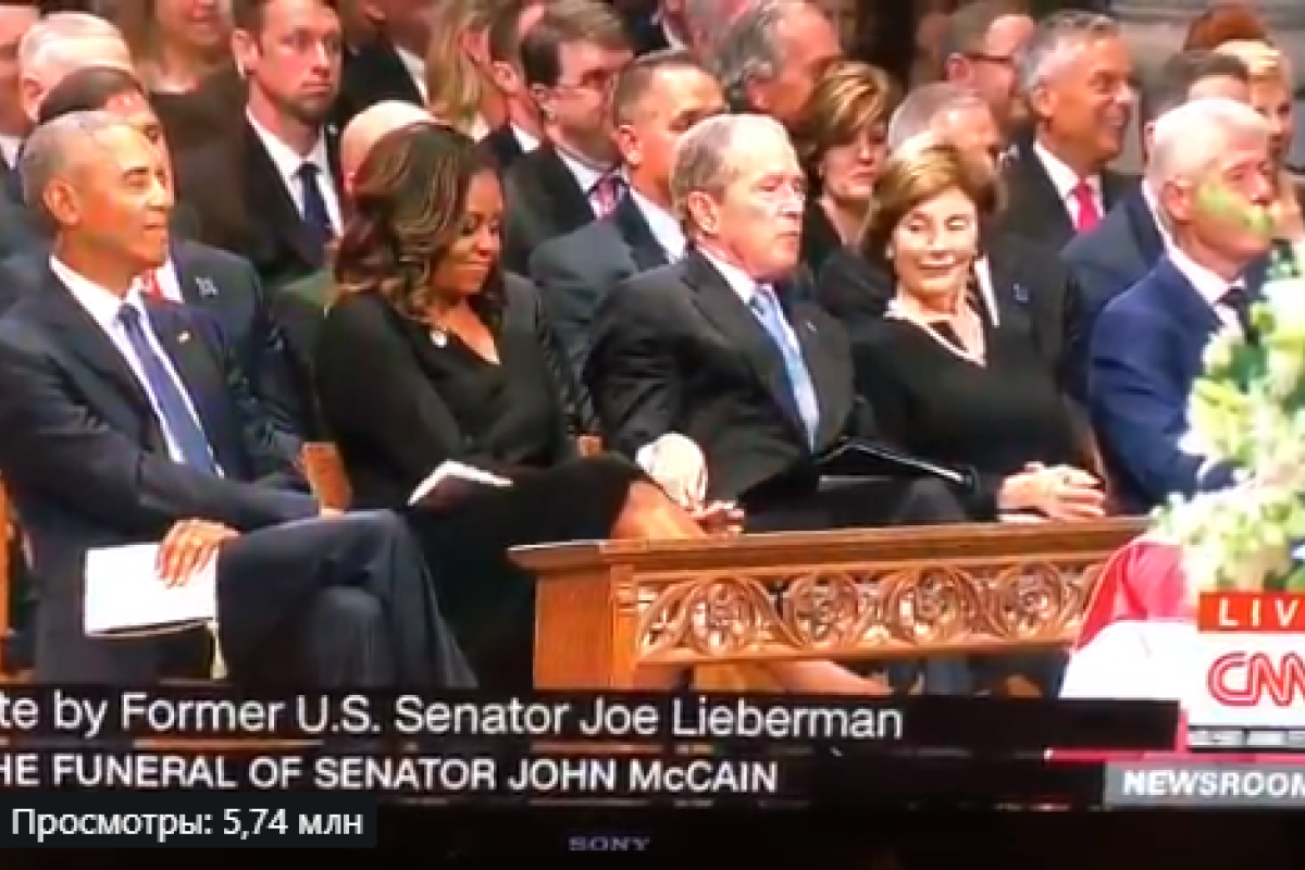 Тайно угощал конфетами: Джордж Буш оконфузился на похоронах Маккейна