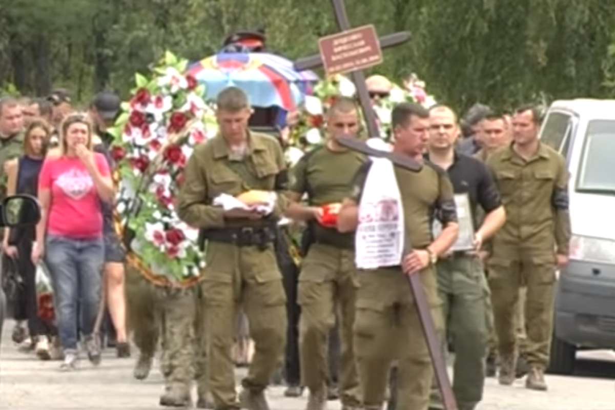 В Донецке похоронили охранника Захарченко "Славяна": видео В Донецке похоронили охранника Захарченко "Славяна": видео