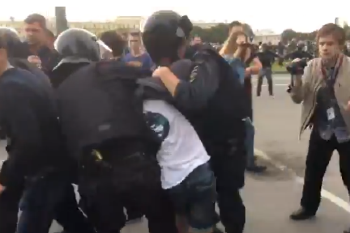 "Люди лежат без сознания": Митинги в России переросли в массовые побоища