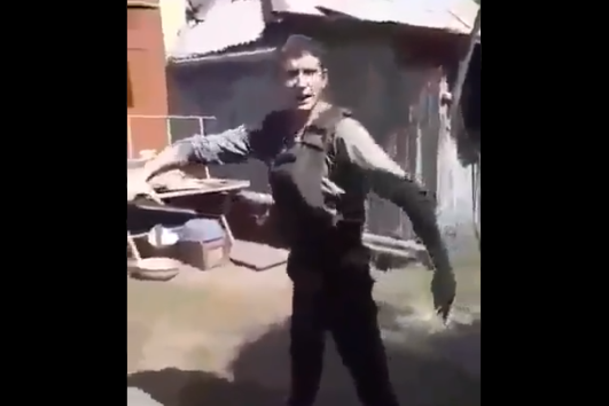 "Ты сдыхаешь, братан?": Появилось видео, как боевик "ДНР" застрелил сам себя, тестируя бронежилет "Ты сдыхаешь, братан?": Появилось видео, как боевик "ДНР" застрелил сам себя, тестируя бронежилет