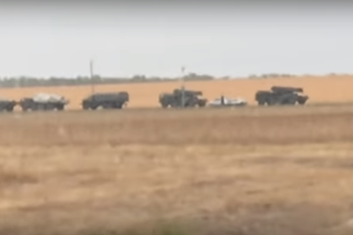 Российская армия выстроила "Ураганы" на границе с ОРДЛО: боевую технику сняли на видео
