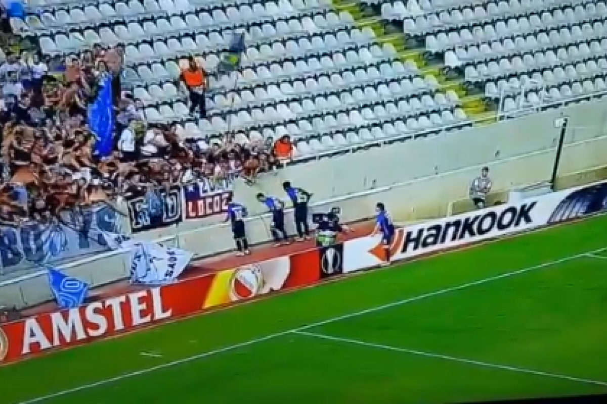 Футболист "Цюриха" побежал праздновать гол и провалился в ров: видео Футболист "Цюриха" побежал праздновать гол и провалился в ров: видео