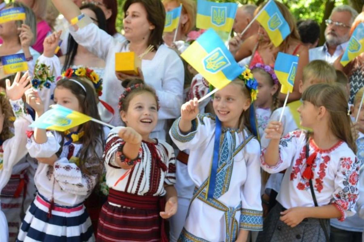 "Сегодняшние школьники будут жить в Евросоюзе": Порошенко поздравил учеников с Днем знаний "Сегодняшние школьники будут жить в Евросоюзе": Порошенко поздравил учеников с Днем знаний