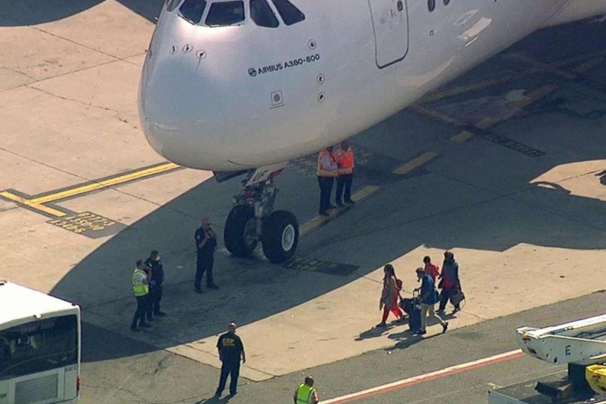 В аэропорте Нью-Йорка приземлился самолет с сотней больных людей: десятерых госпитализировали