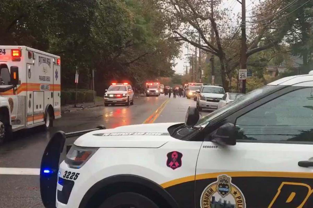 В США преступник расстрелял людей в синагоге: 8 погибших В США преступник расстрелял людей в синагоге: 8 погибших