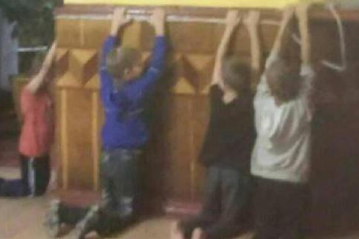 В украинском санатории детей били ногами и заставляли стоять на коленях: фотофакт В украинском санатории детей били ногами и заставляли стоять на коленях: фотофакт