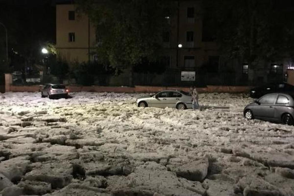 Рим парализован: После аномальных ледяных осадков на улицах города лежат глыбы льда