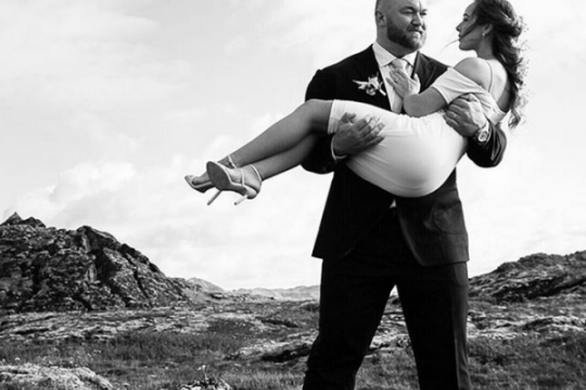 "Гора" из сериала "Игры престолов" женился на "Дюймовочке" "Гора" из сериала "Игры престолов" женился на "Дюймовочке"