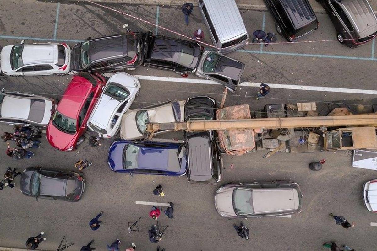 Масштабное ДТП в Киеве: автокран без тормозов смял 21 автомобиль Масштабное ДТП в Киеве: автокран без тормозов смял 21 автомобиль
