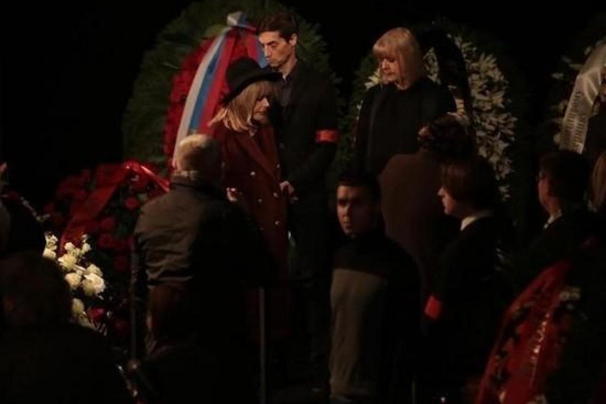 На церемонию прощания с Караченцовым приехала Пугачева