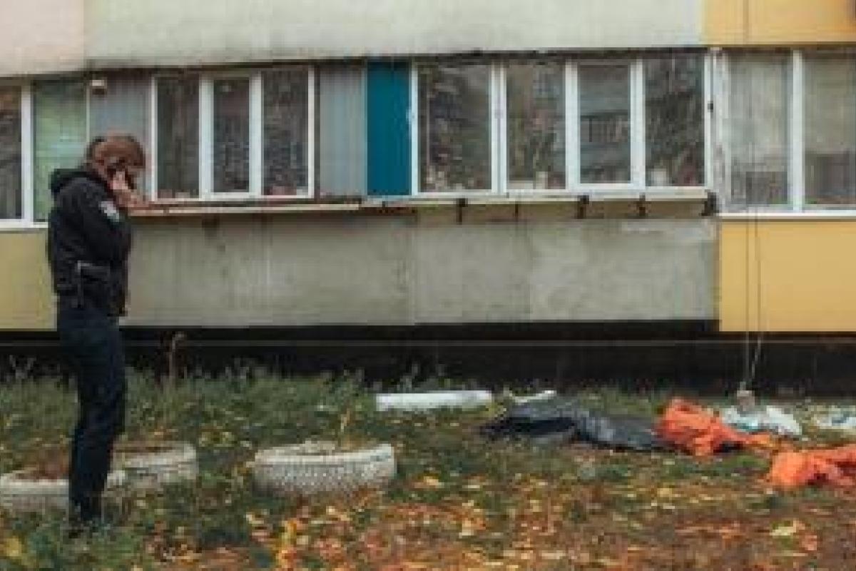 "Сидела на балконе, свесив ноги вниз": в Киеве бабушка выбросилась с 9 этажа 