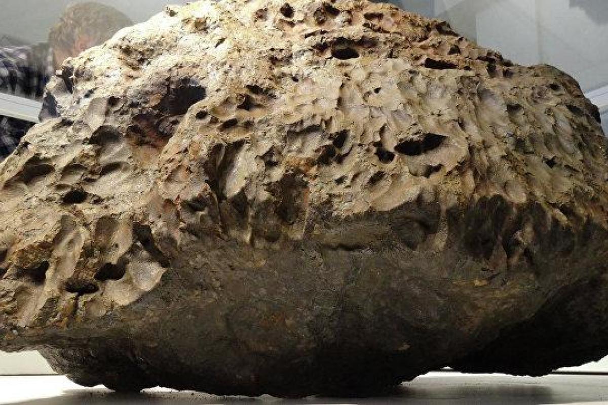 В США мужчина подпирал дверь метеоритом стоимостью в 100 тысяч долларов