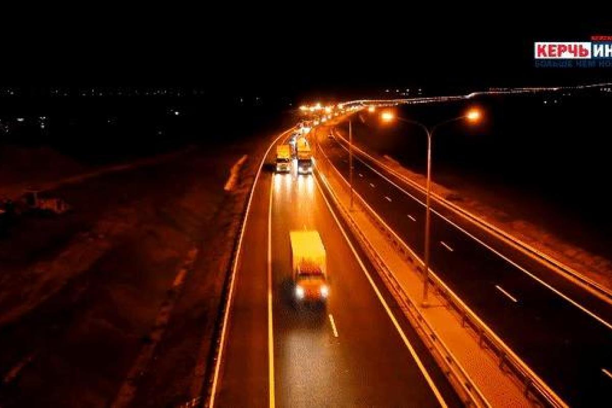Оккупанты запустили движение грузовиков по Крымскому мосту: опубликовано видео Оккупанты запустили движение грузовиков по Крымскому мосту: опубликовано видео