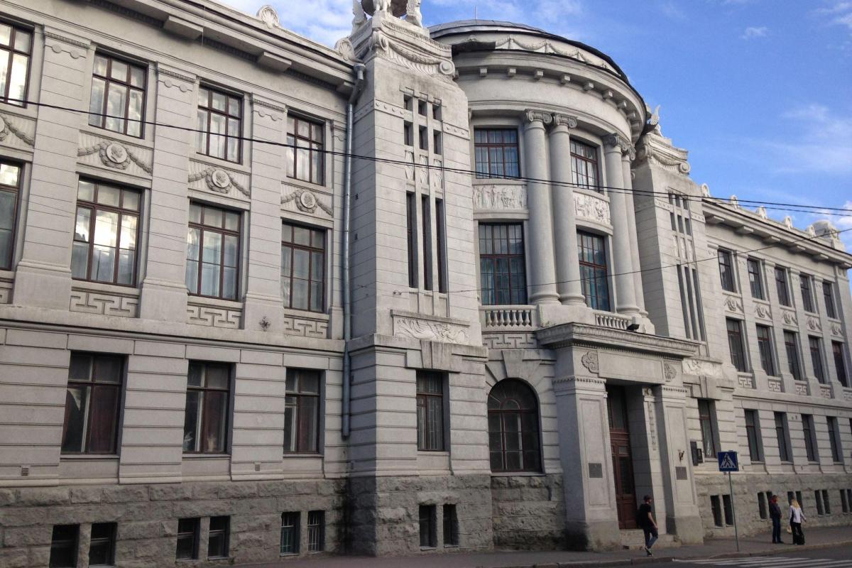 В Харькове ищут мужчину, который случайно упал на девушку и раздавил ее 