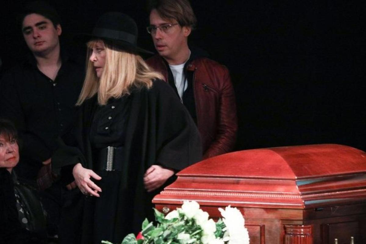 Пугачева поехала веселиться после похорон Карцева: фотофакт Пугачева поехала веселиться после похорон Карцева: фотофакт