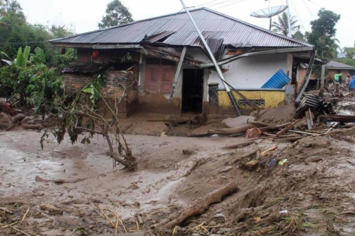 В Индонезии обрушилась начальная школа, много жертв В Индонезии обрушилась начальная школа, много жертв