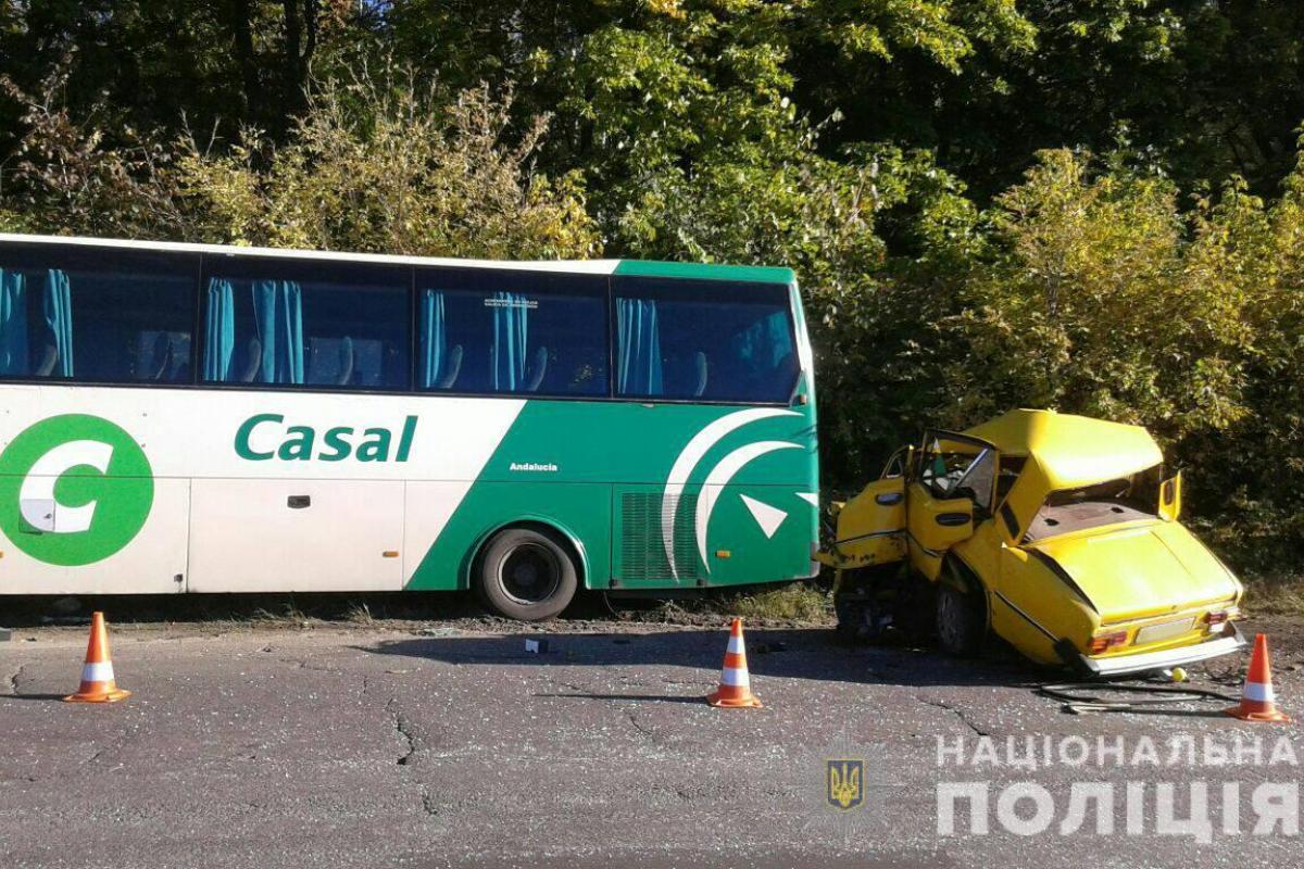На Харьковщине ВАЗ влетел в рейсовый автобус, водитель погиб На Харьковщине ВАЗ влетел в рейсовый автобус, водитель погиб