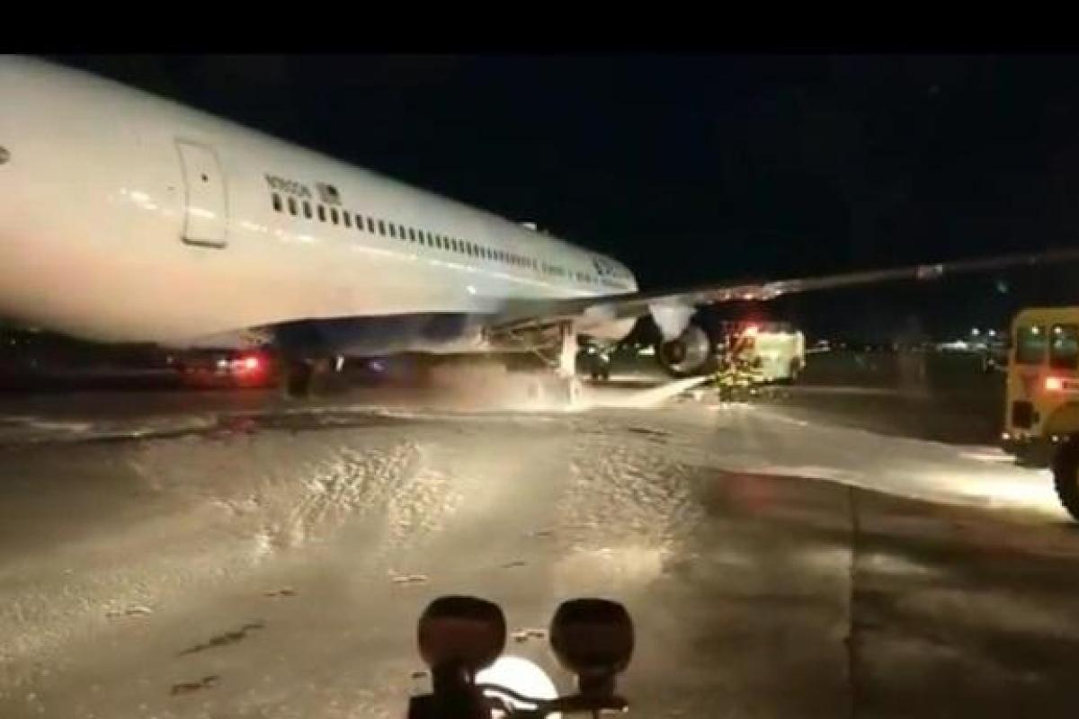 В аэропорту Нью-Йорка загорелся пассажирский самолет