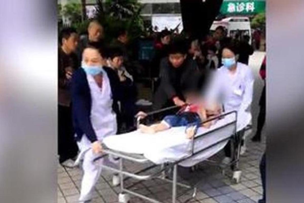 В Китае женщина с кухонным ножом напала на малышей в детсаду: много пострадавших В Китае женщина с кухонным ножом напала на малышей в детсаду: много пострадавших