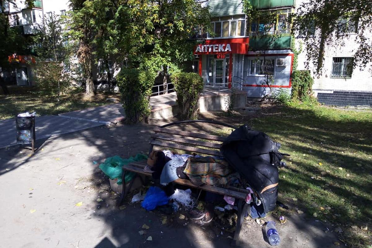 Центральную улицу Лисичанска "оккупировали" бомжи: горожане возмущены бездействием местных властей Центральную улицу Лисичанска "оккупировали" бомжи: горожане возмущены бездействием местных властей