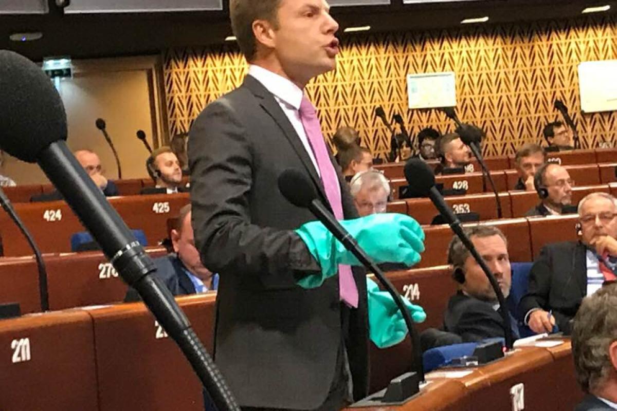 Резиновые перчатки против токсичной России: Украина добилась важной победы в ПАСЕ