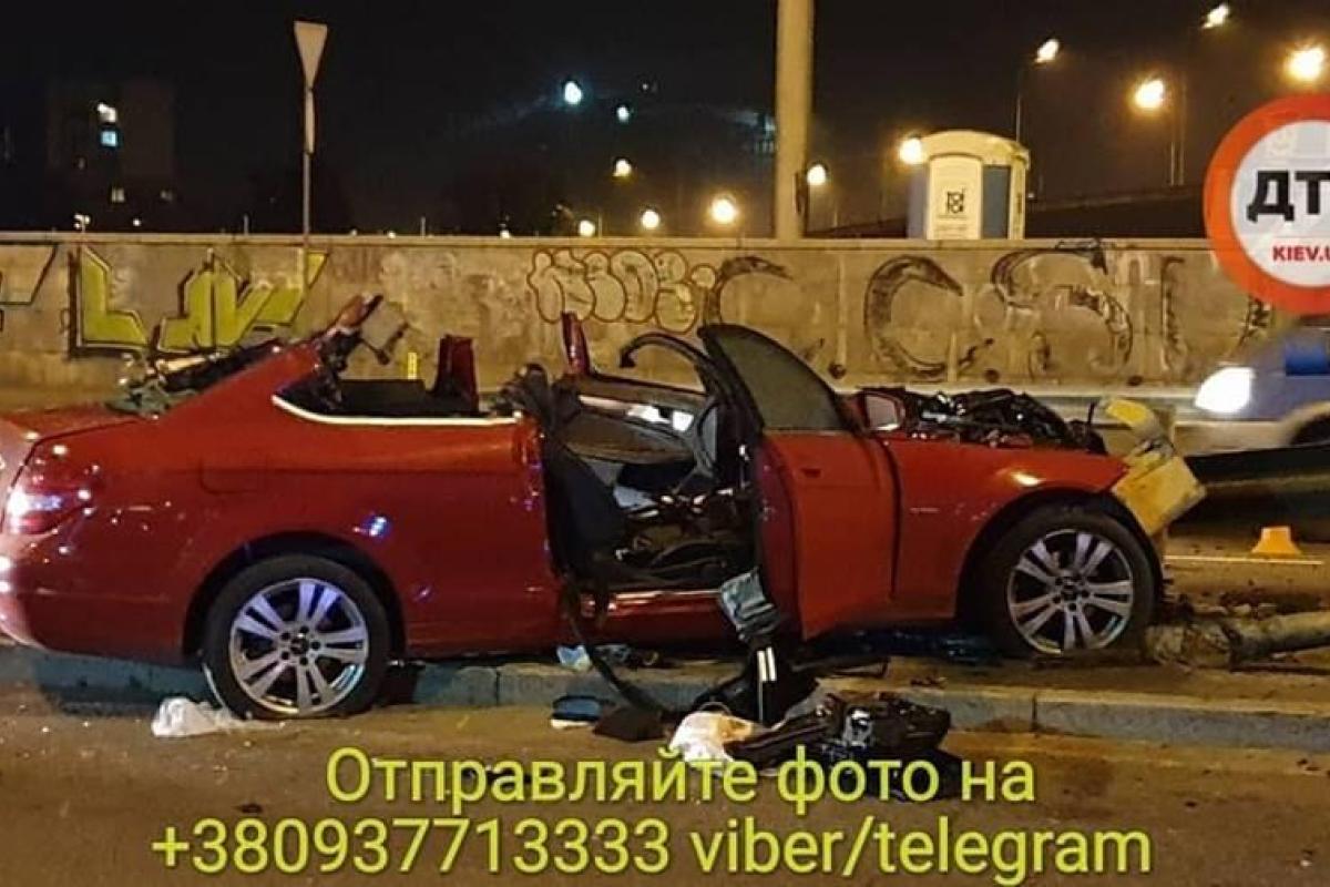 Сели в авто к пьяному водителю: в Киеве произошло смертельное ДТП Сели в авто к пьяному водителю: в Киеве произошло смертельное ДТП