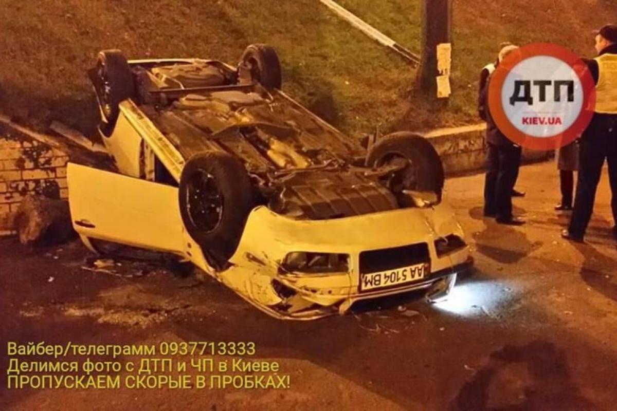 В Киеве автомобиль слетел в переход и перевернулся В Киеве автомобиль слетел в переход и перевернулся